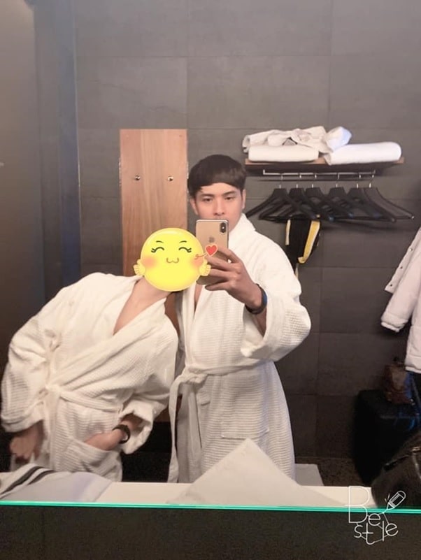 Hồ Quang Hiếu selfie với bạn gái trong khách sạn